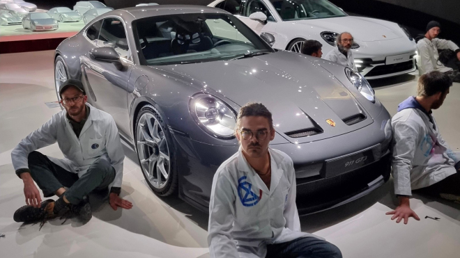 VW lief tadellos mit Demonstranten, die sich am Boden seines Museums festklammerten und mehrere Autos zerstörten