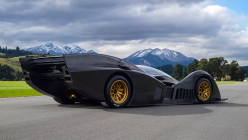 La nouvelle voiture de sport extrême ressemble à la Batmobile. On dit qu'elle est plus rapide que la F1 et qu'elle peut monter au plafond avec trois Fabia 