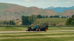 La nouvelle voiture de sport extrême ressemble à la Batmobile. Elle est censée être plus rapide que la F1 et peut monter au plafond avec trois Fabia sur le dos - 11 - Rodin FZero 2023 est officiellement lancée 11