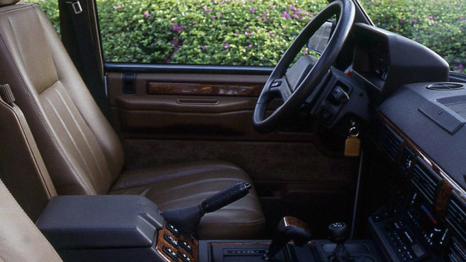 Une Range Rover a été retrouvée dans les bois, presque intacte, enfouie dans le sol depuis 18 ans. Regardez ce qu'il en reste.