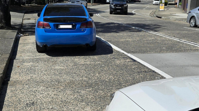 Řidič si zkoušel hrát na Jamese Bonda trikem se značkou, místo potlesku sklidil pokutu, trestné body a nominaci v anketě Fušer roku