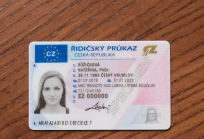 L'UE prévoit d'apporter des changements majeurs aux permis de conduire, les jeunes et les moins jeunes s'éloigneront du volant de nombreuses voitures - 2 - Ridicsky prukaz ilustracni foto 02