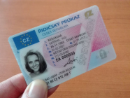 L'UE prévoit des changements majeurs dans les permis de conduire, les jeunes et les moins jeunes ne pourront plus conduire de voitures - 3 - Ridicsky prukaz ilustracni foto 03