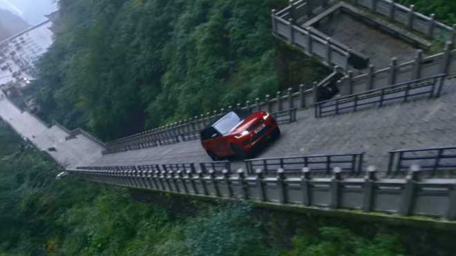 Číňané zkusili napodobit slavnou reklamu Land Roveru s vlastním off-roadem. Selhali tak, že se teď musí omlouvat celé zemi