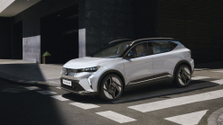 La voiture de l'année 2024 en Europe est un ex-MPV électrique insipide qui, à partir de 1,1 million d'euros, ne plaira qu'à une poignée de personnes - 1 - Renault Scenic E-Tech 2024 first set 01