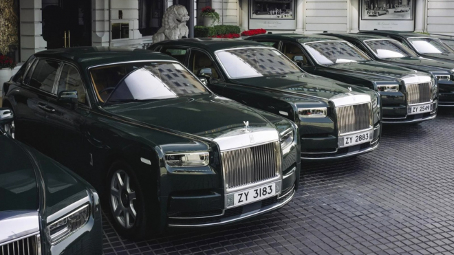 Rolls-Royce zkouší trumfnout objednávku Bentley. Jedinému zákazníkovi naráz předal 6 aut, o rekordní nákupy se stará už od roku 1970