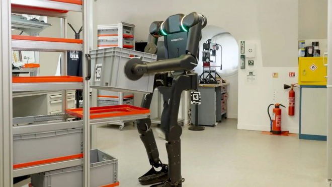 Renault oznámil, že ve svých továrnách brzy &bdquo;zaměstná&ldquo; 350 bezhlavých robotů. Lidem prý práci nevezmou