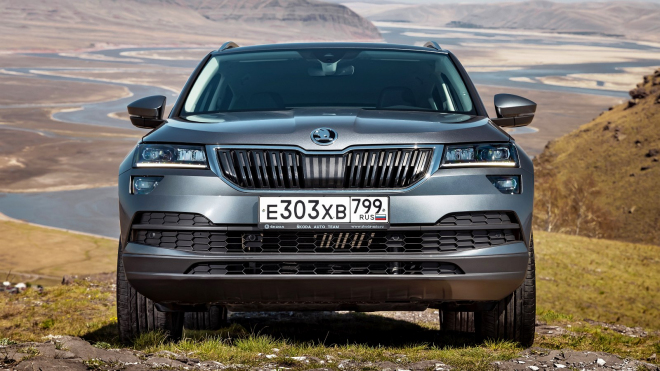 Škoda v Rusku stále prodává Karoq před faceliftem za neskutečné ceny, stojí o stovky tisíc míň