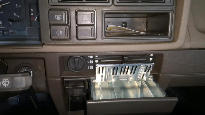 K mání je poslední nová Škoda ještě netknutá VW jako dodnes skoro nové auto, za všechny ty roky v ní nikdo nepoužil ani popelník