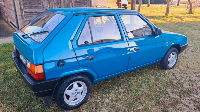 K mání je dodnes skoro nový Favorit 136 LS, poslední Škoda nedotčená VW. Celou dobu ji vlastnil jediný člověk, Ital