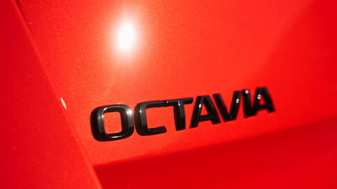 Škoda ukázala víc z nové Octavie. Podstatě se radši úplně vyhýbá, tragikomicky říká, že jde ve stopách první generace