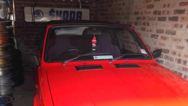 Majitel vytáhl z garáže jednu z nejvzácnějších Škod historie s pouhými 8 860 km, prodává ji za pořádnou &bdquo;dardu&rdquo;