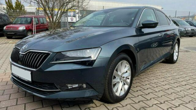 Une Skoda Superb de la génération actuelle, vieille de quelques années, inutilisée et même équipée, peut être achetée à bas prix, mais il doit s'agir d'une version non désirée.