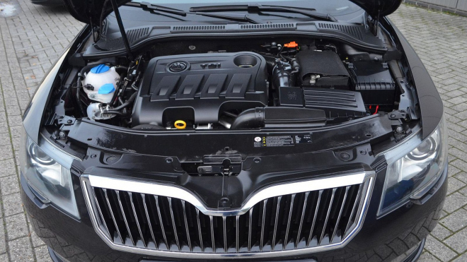 La Skoda Superb II avec moteur 2.0 TDI peut encore être achetée presque neuve aujourd'hui, elle a aussi des plastiques de couverture à l'intérieur. C'est peut-être la dernière chance pour les fans