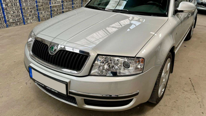 Jedinou dodnes krásnou a sotva jetou Škodu s motorem V6 TDI a manuálem nikdo nechce, majitel přesto nesleví ani halíř