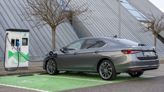 Manažeři dvou automobilek už říkají, že plug-in hybridy jsou &bdquo;fejk&rdquo; a &bdquo;to nejhorší&rdquo;. Najednou? Navíc s jakým dovětkem?