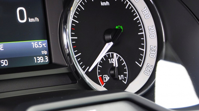 Vynálezce pro mnohé stále tajemné šipky u ikonky palivoměru v autech zemřel, příběh jeho geniálního nápadu ale žije dál