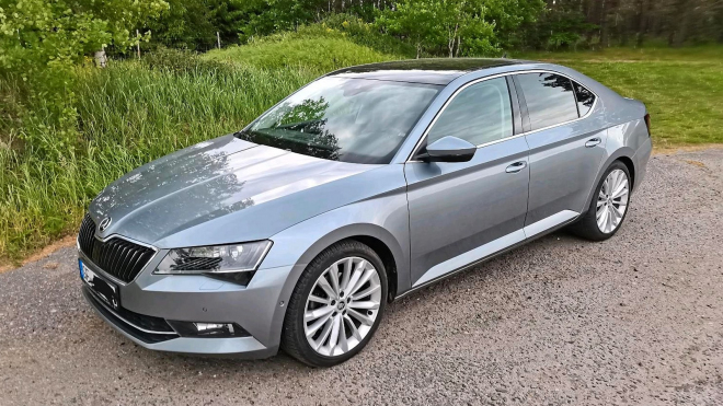 Skoro nejetá, bohatě vybavená Škoda Superb 2,0 TDI 4x4 po důchodci je k mání za cenu lepší Fabie