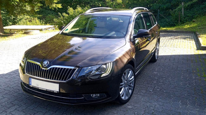 Quelqu'un a gardé une Skoda Superb Combi dans des spécifications idéales dans un garage pendant 10 ans, il la vend maintenant pour une fraction du prix.