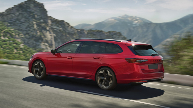 Nová Škoda Superb se ukázala ve sportovním. Už nevypadá jen jako potěcha pro účetní, ale to je vše