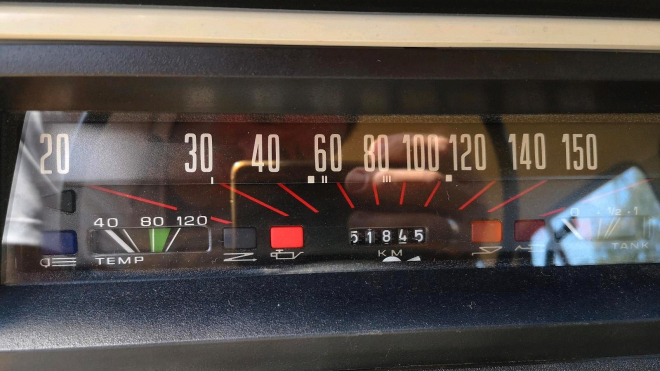 La Skoda 100 originale est toujours disponible à la vente aujourd'hui, durant ses 51 ans dans le monde, elle n'a pratiquement jamais quitté le garage sec.