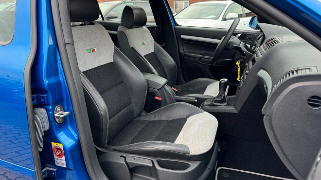 Krásně modrá, dodnes skoro nejetá Škoda Octavia RS TFSI za míň jak 300 tisíc Kč je přehlíženou perlou mezi ojetinami