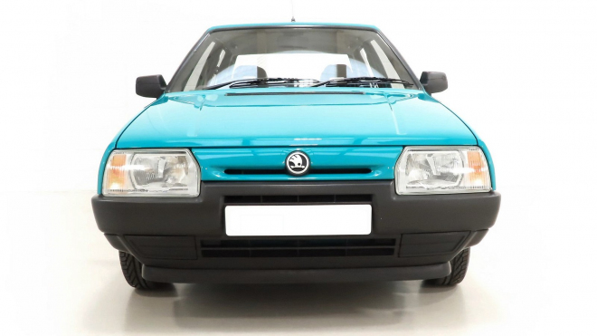 K mání je neuvěřitelně zachovalá, exportní Škoda Favorit v neobvyklé verzi, v provozu je takových už jen šest