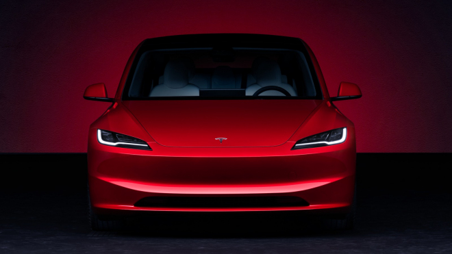 Poslední facelift se Tesle vážně „povedl”. Model 3 je teď slabší, těžší a o desítky km/h pomalejší