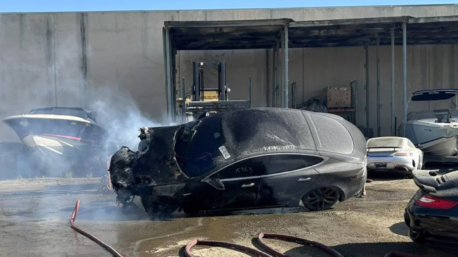 Les pompiers de Musk ont montré à Musk, directement sur son Twitter, comment une voiture électrique prend feu après 3 mois d'immobilisation.