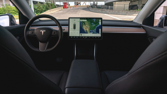 Tesla oficiálně přiznala, že její „autonomní řízení” je šmejd, zastavila jeho další uvádění na trh