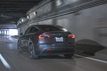 Tesla continue d'acheter des stocks de voitures invendues, c'est pourquoi elle a diffusé des publicités 