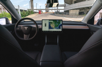 Tesla continue d'acheter des voitures invendues, ce qui l'amène à diffuser des publicités 