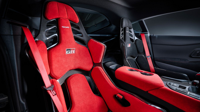 Prach jsi byl... Toyota Supra už se zase loučí, jejích 435 koní, manuál a sedačky od zkrachovalého Recara stojí za to