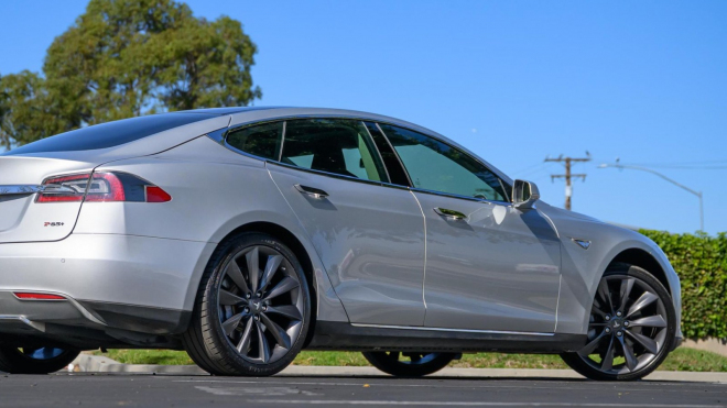 Ceny dekády starých Tesel se začínají blížit nule, tato se prodala za 7 procent původní ceny, i když vypadá fit, funguje a tolik toho nenajela