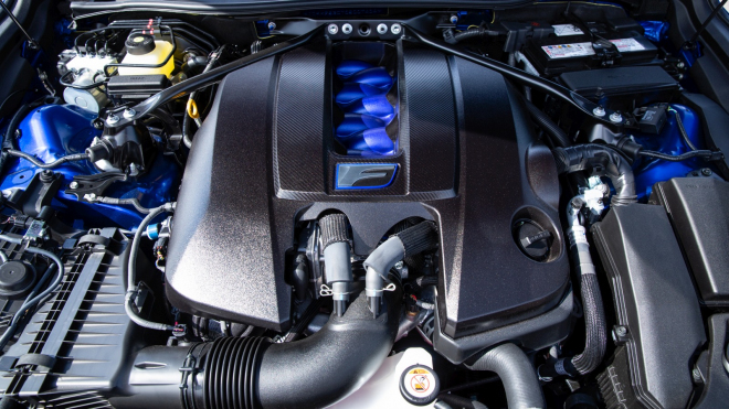 Velké motory V8 půjde udržet v prodeji i v době posedlosti elektromobily, Japonci i Němci ukazují cestu