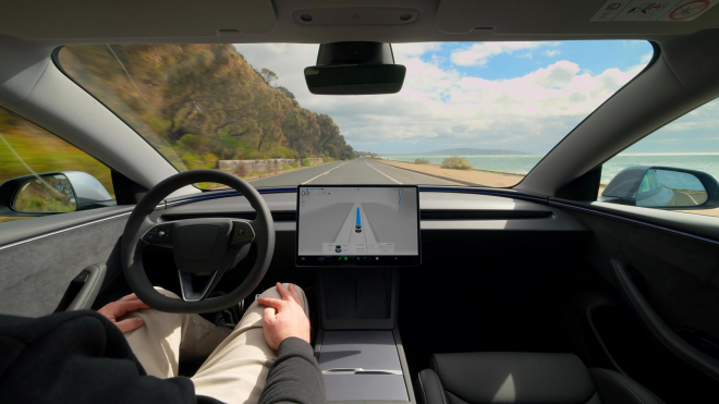 Nadšenci uvěřili snu Elona Muska o schopnosti Tesly přejet USA napříč na autopilot a zkusili to. Auto po 100 km nabouralo