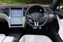 Le propriétaire d'une Tesla fait un voyage plus long après un an, il atteint l'arrivée en 17 heures même dans l'état 