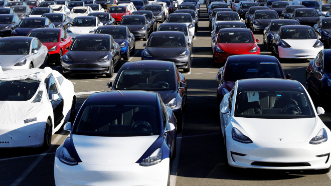 Zákazníci Tesly zuří, firma jim nově začala dodávat auta s téměř vybitými bateriemi