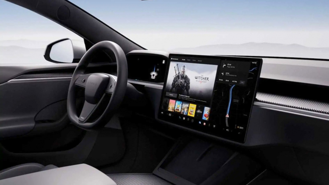 Tesla neobvykle couvla, po dvou letech popírání reality vrací svým drahým modelům kulatý volant