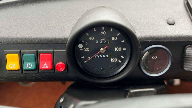 K mání je jeden z posledních skutečných Trabantů jako stále úplně nové auto. Na tachometru nemá nic, na cenovce raketu