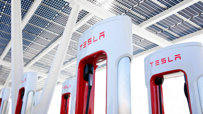 Tesla zavádí „zácpové poplatky”, minuta čekání na nabití bude majitele stát 22 korun