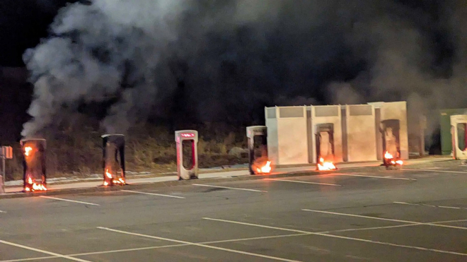 Žháři ničí Tesle dealerství, auta i nabíječky. Muskovo chování vypadá jako nová záminka pro totéž, co dělali dřív