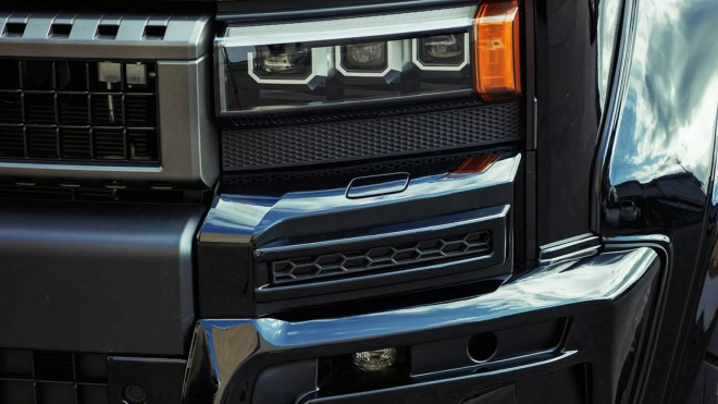 Drsná úprava už tak drsného SUV skoro nahání strach, víc než co jiného vypadá jako tank na kolech