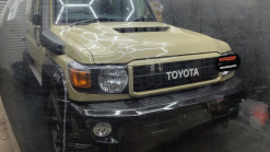 La société a enfermé le nouveau Toyota Land Cruiser 79 dans une bulle d'air et le vend maintenant pour des millions - 1 - Toyota Land Cruiser 70th Anniversary 2021 bubble sale 01