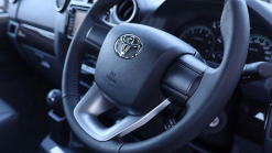 La société a enfermé le nouveau Toyota Land Cruiser 79 dans une bulle d'air, elle le vend maintenant pour des millions - 4 - Toyota Land Cruiser 70th Anniversary 2021 bubble sale 05