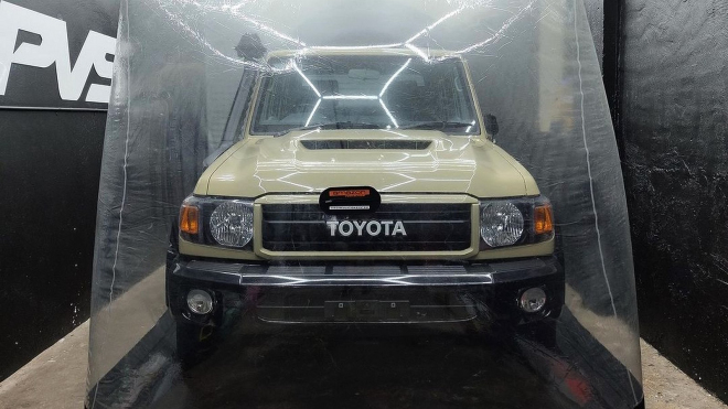 Une entreprise a placé le nouveau Toyota Land Cruiser 79 dans une bulle d'air et le vend maintenant pour des millions.