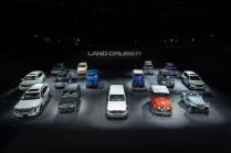 Toyota présente l'emblématique Land Cruiser sous un nouvel aspect et surprend avec le choix de deux feux et d'un moteur pour l'Europe - 24 - Toyota Land Cruiser toutes générations confondues 01