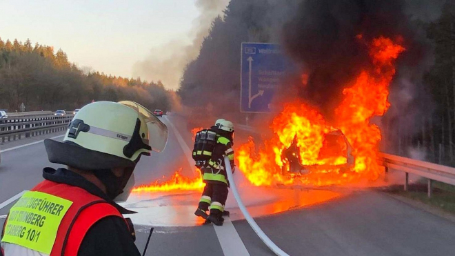 V Německu po nehodě vzplála Tesla a uhořely v ní dvě malé děti. Tragédie píše tečku za jedním velkým nesmyslem