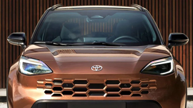 Bestseller Toyoty dostal bizarní facelift, smutný knírek vyměnil za masku Hannibala Lectera