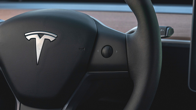 Pár dnů staré Tesle upadl při jízdě po dálnici volant, automobilka za to majiteli poslala fakturu